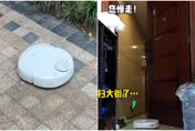 白貓發狠「驅趕機器人掃大街」鏟屎官下班看到偷笑→回家傻眼：小丑竟是我自己