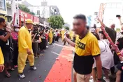 「粉紅超跑」台東首次遶境！　「廖老大」制服男囂張放話媽祖走紅毯 慘遭打臉