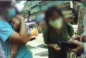 讓人自責的動作！神經大條父忘先開中控鎖就關門　警消砸車窗成功救援受困女童