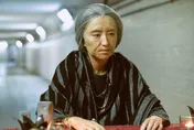 坐5小時化老妝！柯佳嬿「突陷暗黑恐慌」　眼睛緊閉→雙手不停揮…近況曝