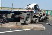 快訊／台南台84線「3車嚴重碰撞」！拖板車車頭毀爛　駕駛受困傷勢不明