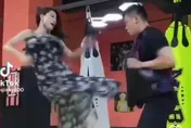 有這種女友你要幾點回家？正妹用力「哼哈」影片一出眾人驚呼　奪命剪刀腳侍候