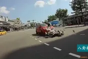 轎車左轉不煞車！7旬騎士路中央嚇傻　下秒遭撞…「噴飛10m」慘亡