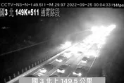 國道3號「砂石車翻覆」！1人受傷「地上都是散落物」　全線封閉回堵3km
