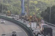 自撞護欄「慘翻落邊坡」！國3恐怖砂石車事故　路段全線封閉拖吊救援中