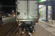 高速直插車尾「機車秒成廢鐵」！萬里台2線恐怖自撞事故…他慘成夾心斷腿急送醫