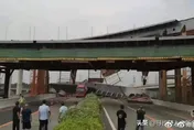 開到一半「車被壓爛」！廣東高架橋「鋼梁詭墜落」　他經過遭重砸…驚悚畫面曝光