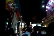 誰的錯？遊覽車並排開後門　騎士慘遭側擊險摔車