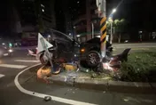 19歲男開BMW急轉彎…下秒「衝撞分隔島」！慘「插進路桿」車頭全毀