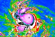 颱風眼超銳利…中颱諾魯再變強！全台雨彈狂襲　專家警告：雲系看起來很危險