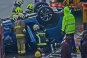 快訊／雨天詭異失控…下秒翻覆橫躺路中央！國3恐怖車禍　2人慘困休旅車