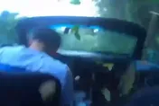 命大！ 敞篷車失控撞山「翻一圈」　三寶駕駛未繫安全帶竟沒事