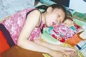 裝病最高境界！35歲女「癱瘓20年」靠家人照顧　監視器揭騙局：假的