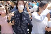 遭王鴻薇架開怒吼「擋我幹嘛」！周玉蔻北檢踢館再緊追…同框張淑娟畫面曝