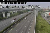 國道1號南屯路段爆車禍　貨車與黑色休旅車碰撞後又撞中央分隔島