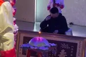 這樣慶生也太莊嚴！壽星遭制服辣妹環繞＋「吹奏樂器」卻一臉肅穆原因曝