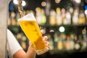 乾杯啦！研究曝「狂灌啤酒」神功效　每天1公升…秒遠離失智