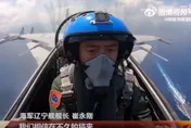 正面對決？大陸殲-15艦載機疑似「飛越美驅逐艦上方」