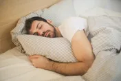 男生睡覺「手放GG」？女網友不解男友睡覺習慣 不少男性坦言：我也會！