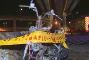 新北土城深夜火燒車！他機車停城林橋下詭異自燃…狂燒成灰淪廢鐵