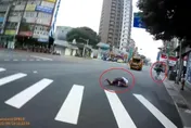 形跡可疑！2男見警巡邏心虛拔腿跑　仆街身上掉出東西GG了