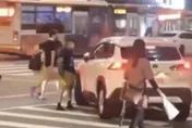 開車火氣大！小黃運將不爽被超車　怒砸多元計程車神力拗彎車牌