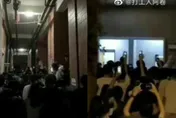 學校廁所驚見男女激戰！小情侶面對面忘情衝刺　透明窗戶放送交纏過程