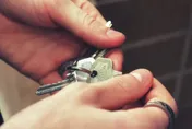 超衰房東！千萬透天厝慘遭租霸白佔　外配擅當二房東改裝「11間房」削爆
