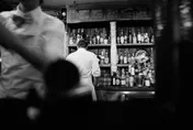 超噁！蒐集客人剩酒混便宜酒再賣　知名酒吧總務賣假酒下場出爐…