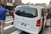好大的排場！「賓士車接送」躲查緝　警埋伏攔車逮48名非法移工