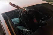 國道開車驚魂！「飛天鐵條」直插擋風玻璃　駕駛家屬嚇壞：差點上演絕命終結站