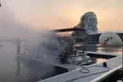 快訊/黑煙竄天！高雄光榮碼頭千萬遊艇起火燃燒 消防急撲滅火勢