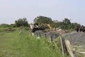 摔落車前「遭推土機重壓」！砂石場恐怖工安意外　台南翁下身遭輾→面部發青慘死