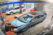 油門踩過頭「修車工秒成夾心」！驚悚暴衝影片曝…他遭猛撞「雙腿直接全斷」