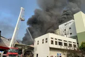 苗栗大揚塑膠公司凌晨大火！2廠區甲苯助燃延燒4小時　持續壓制火勢中
