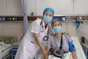多看一眼救一命！醫搭公車驚見8旬嬤「詭異跺腳」　火速攙扶送醫檢查