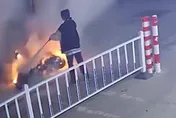 路邊「機車自燃」嚇壞眾人…16歲女學生「持滅火器猛噴」5分鐘解決