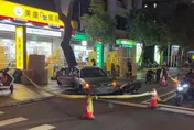 倒車暴衝撞安全島+行人+機車騎士　91歲駕照被註銷老翁闖禍　釀3傷1亡