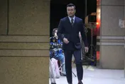 西裝猛男走進超商…下秒發現「他竟是視帝」！「曖昧一舉動」店員燦笑目送