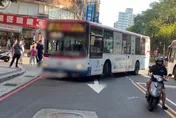8旬老翁穿越人行道遭公車撞擊　骨折＋挫傷送醫　司機未讓行人將遭罰