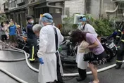 信義區公寓火警住戶爬鐵窗逃生　火舌竄出警消救出33人