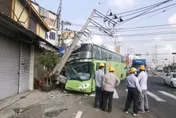 打瞌睡釀禍？統聯客運嘉義自撞電線桿　無人傷亡影響周邊供電