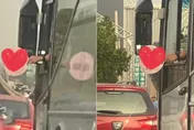 真．路上最美風景！他超車時拿出這2張　用路人都暖心了