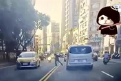 畫面曝光！阿伯穿越馬路遭撞噴飛　送醫搶救12h傷重不治