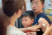 帶兒子打流感疫苗！醫喊：「喂！我才想哭吧！」網友笑翻狂按讚！