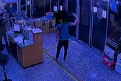 苗栗賓士男撞檳榔攤再持雙刀闖警局…勸阻無效！辣椒水+電擊槍伺候