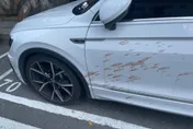 他驚見車門「血跡四濺」！ 竟是亂吐檳榔汁　內行曝：專挑白車血洗
