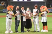 統一獅花蓮主場最終戰　傅崐萁贈潘武雄「奇萊山脈」盼傳承
