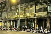 彰化火車站驚見學生族坐地上等車！　好心人送塑膠椅學生按讚