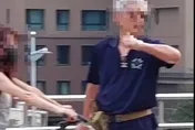 不滿遭狗吠！墨鏡男盛怒拔刀　失控畫面曝光了